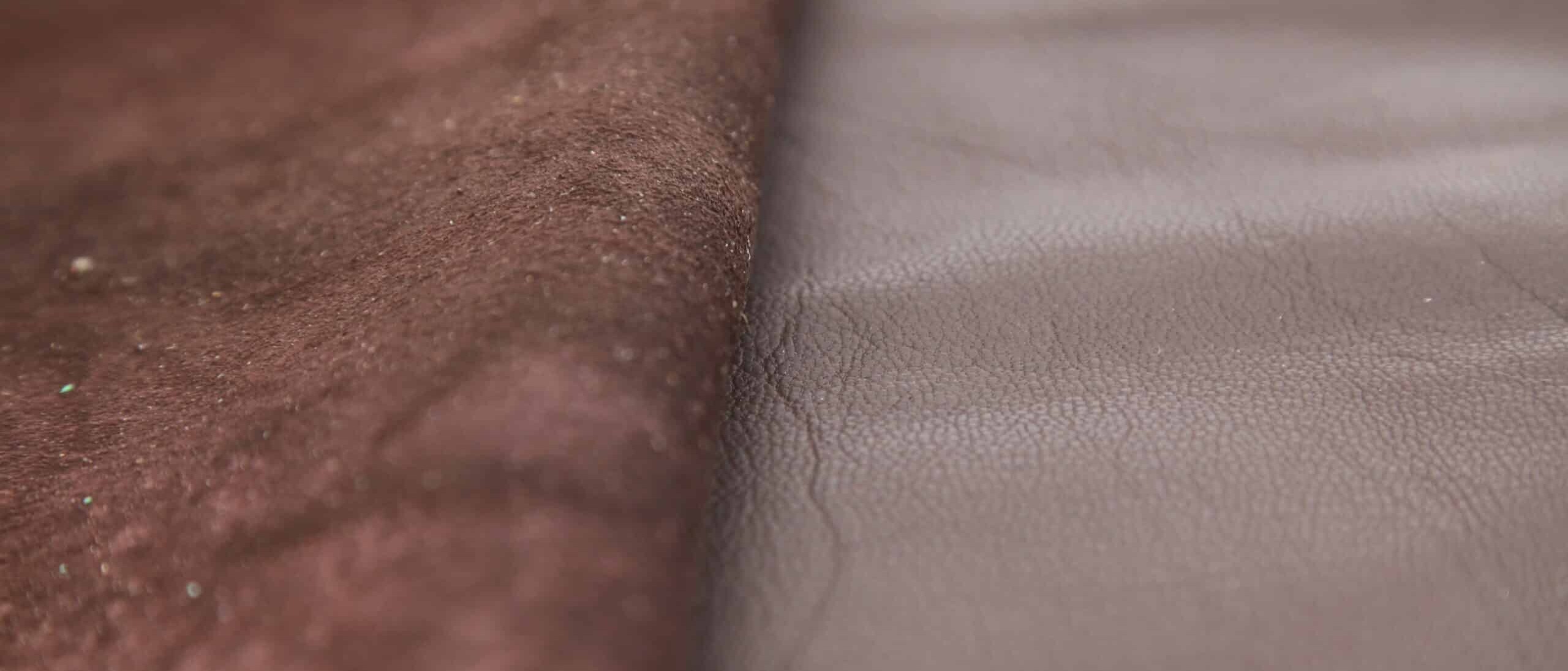 Gros plan sur une pièce de cuir montrant ses deux faces : une face rugueuse en daim et une face lisse, mettant en évidence la texture et la qualité du matériau.